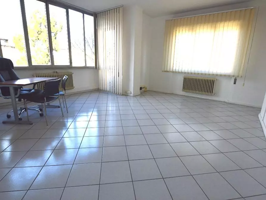 Immagine 10 di Ufficio in affitto  a Lucca