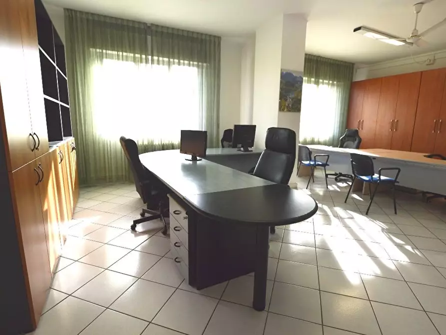 Immagine 3 di Ufficio in affitto  a Lucca