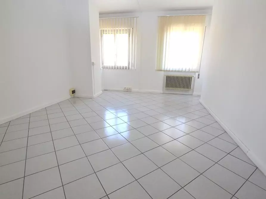 Immagine 8 di Ufficio in affitto  a Lucca