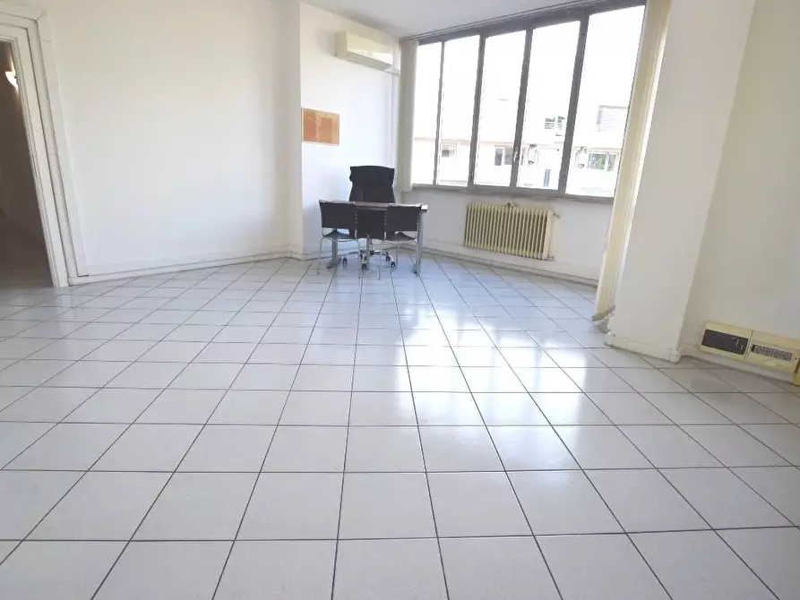 Immagine 11 di Ufficio in affitto  a Lucca