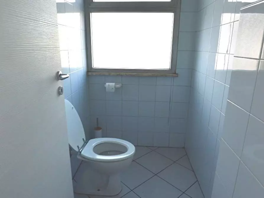 Immagine 19 di Ufficio in affitto  a Lucca