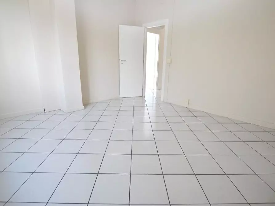 Immagine 13 di Ufficio in affitto  a Lucca