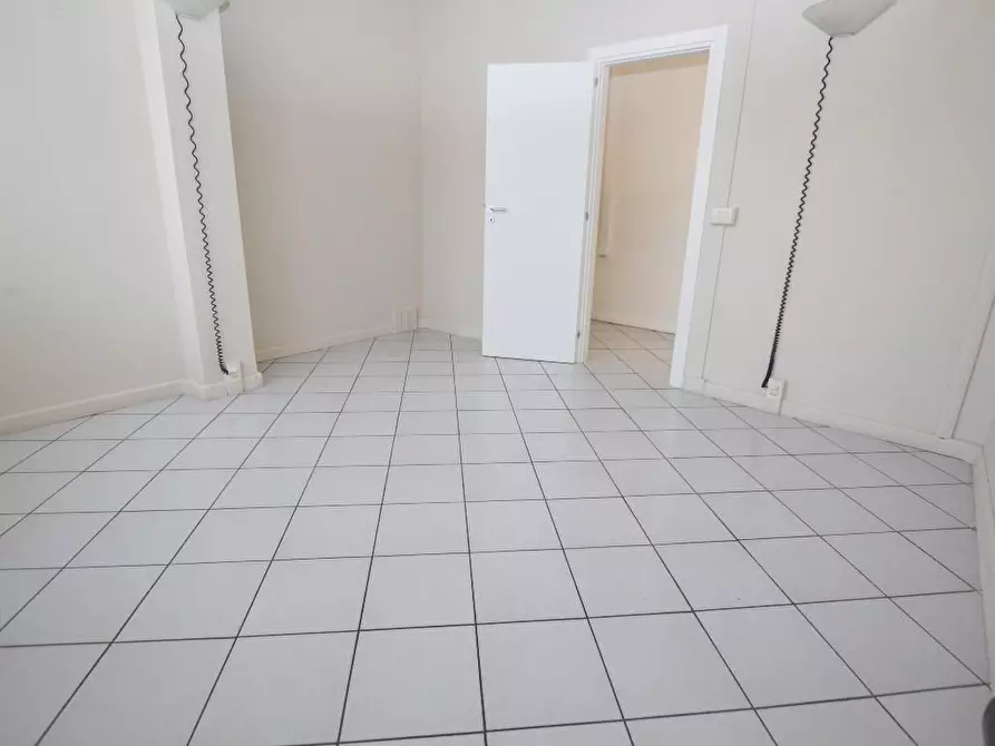 Immagine 16 di Ufficio in affitto  a Lucca