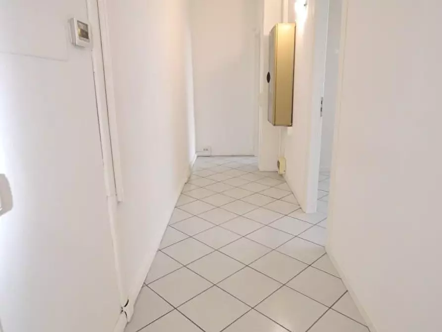 Immagine 14 di Ufficio in affitto  a Lucca