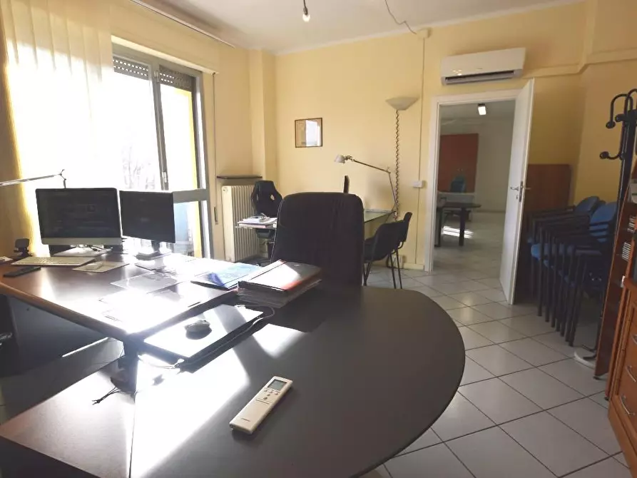 Immagine 7 di Ufficio in affitto  a Lucca