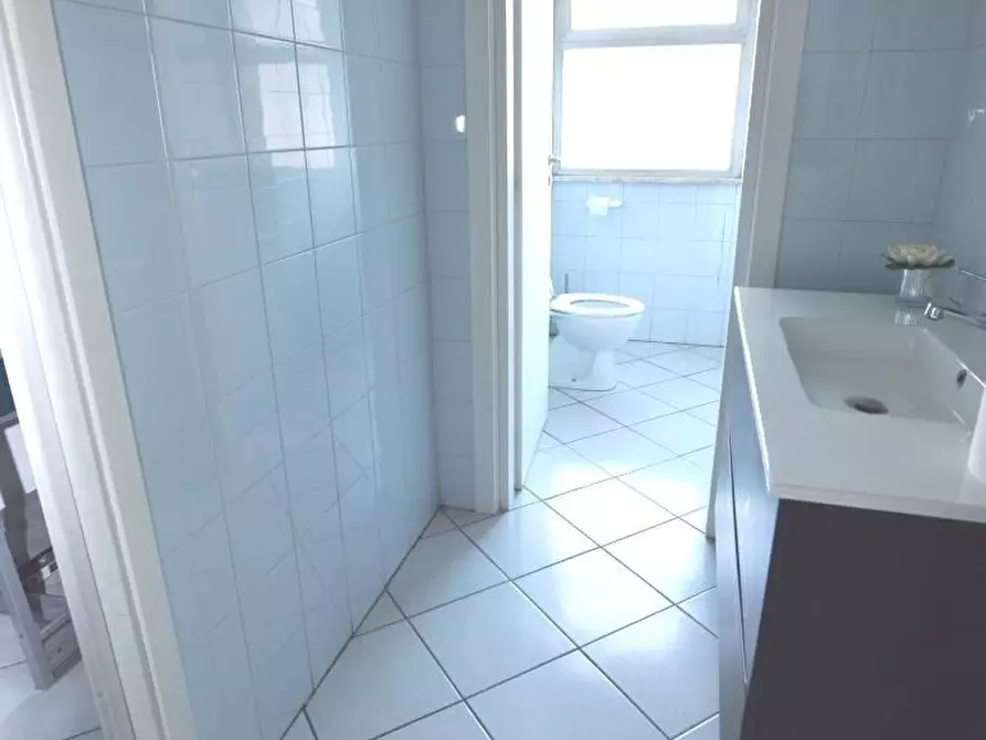 Immagine 18 di Ufficio in affitto  a Lucca