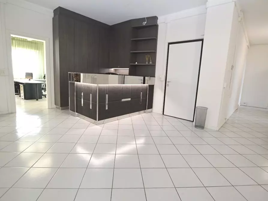 Immagine 1 di Ufficio in affitto  a Lucca