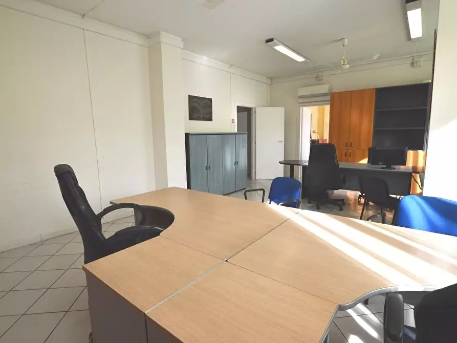 Immagine 5 di Ufficio in affitto  a Lucca