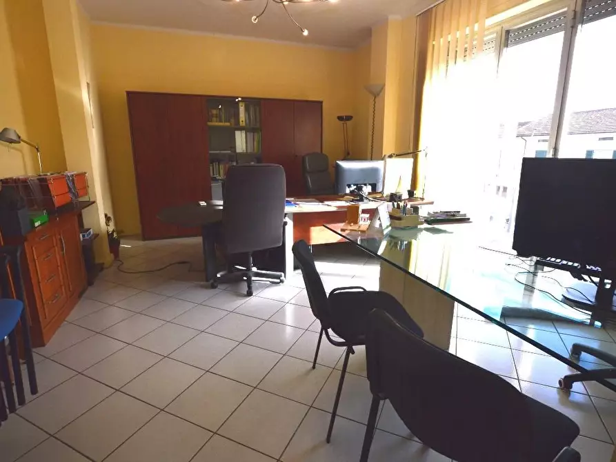 Immagine 6 di Ufficio in affitto  a Lucca