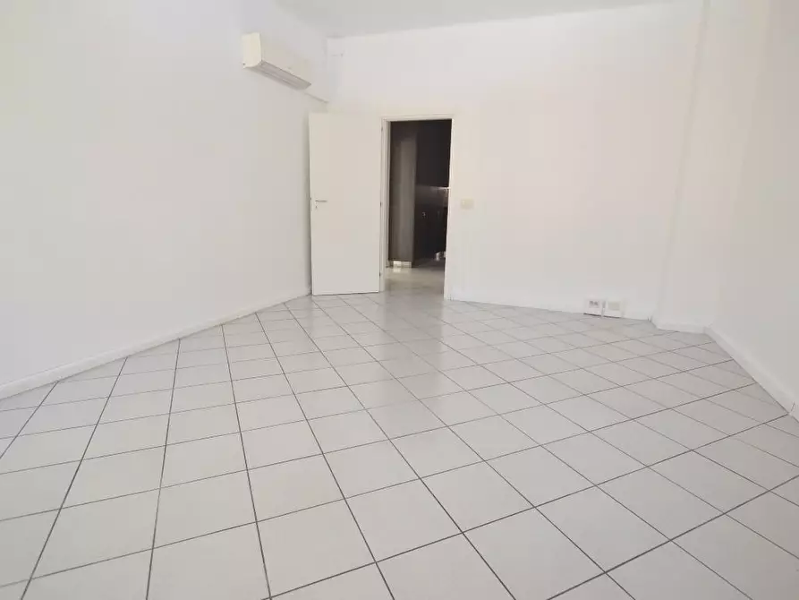 Immagine 9 di Ufficio in affitto  a Lucca