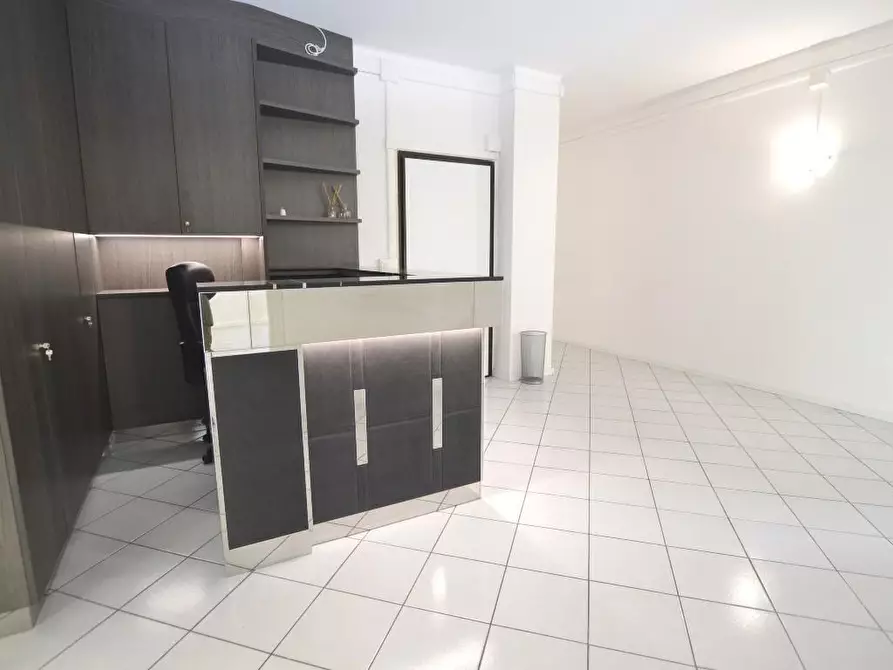 Immagine 2 di Ufficio in affitto  a Lucca