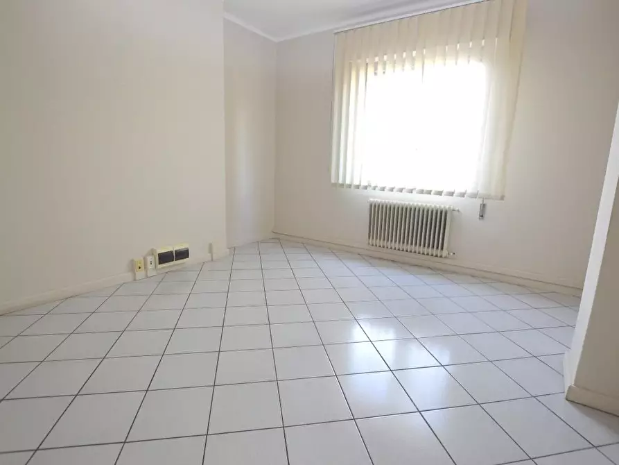 Immagine 12 di Ufficio in affitto  a Lucca