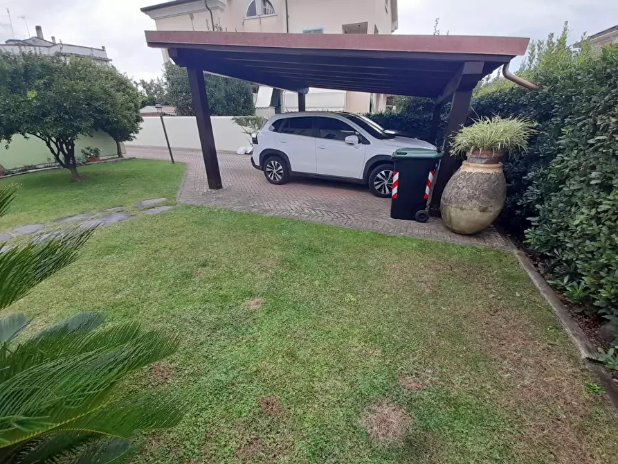 Immagine 2 di Casa bifamiliare in vendita  a Carrara