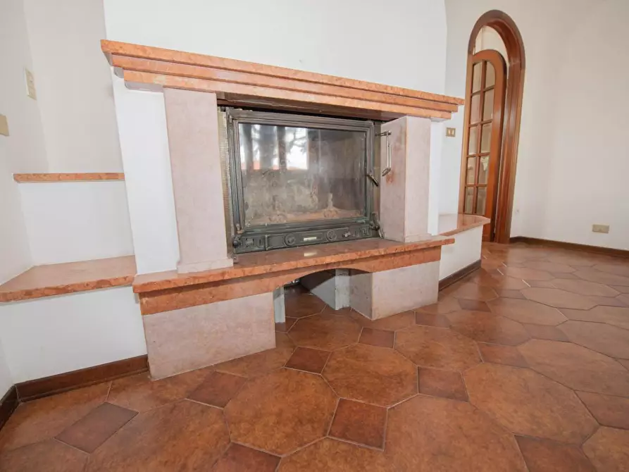 Immagine 5 di Villa in vendita  a Collesalvetti