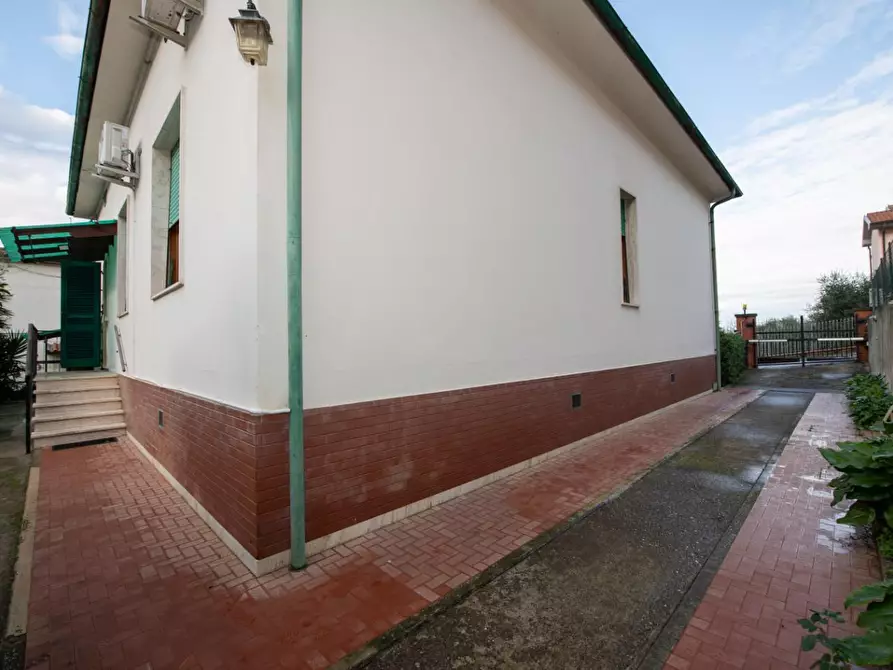 Immagine 34 di Villa in vendita  a Collesalvetti