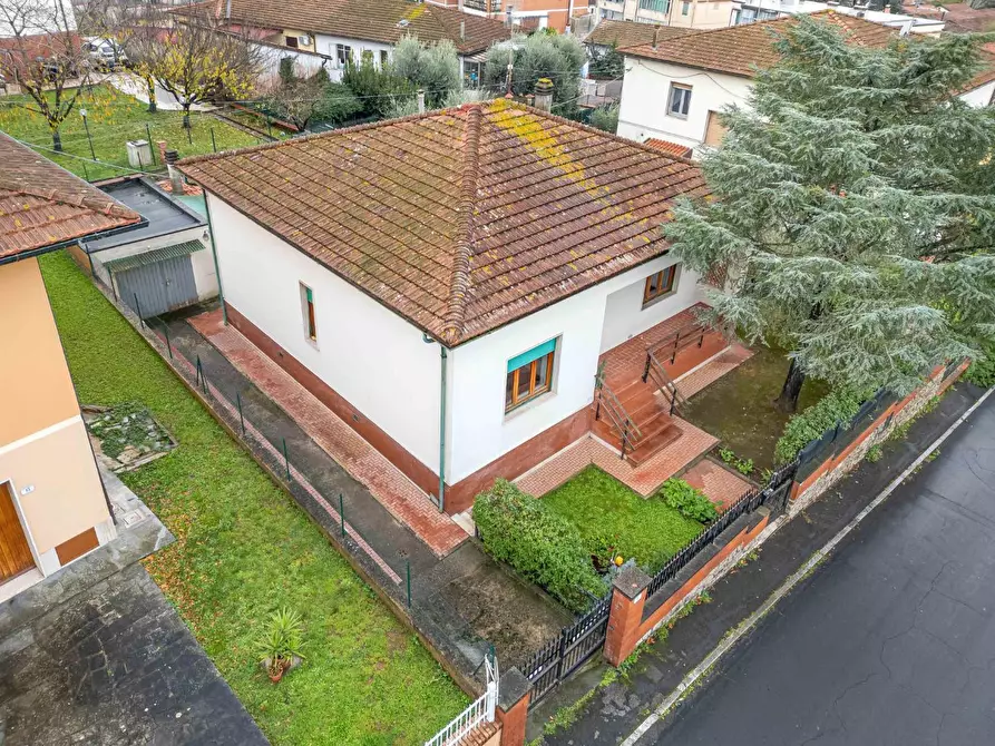 Immagine 2 di Villa in vendita  a Collesalvetti