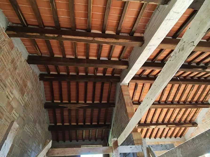 Immagine 28 di Rustico / casale in vendita  a Capannori