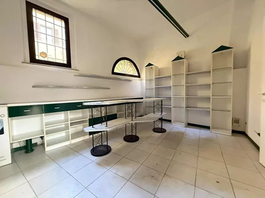 Immagine 2 di Locale commerciale in affitto  a Siena