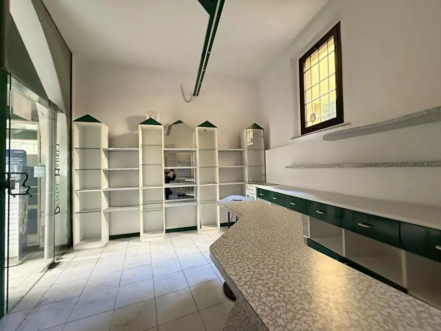 Immagine 3 di Locale commerciale in affitto  a Siena