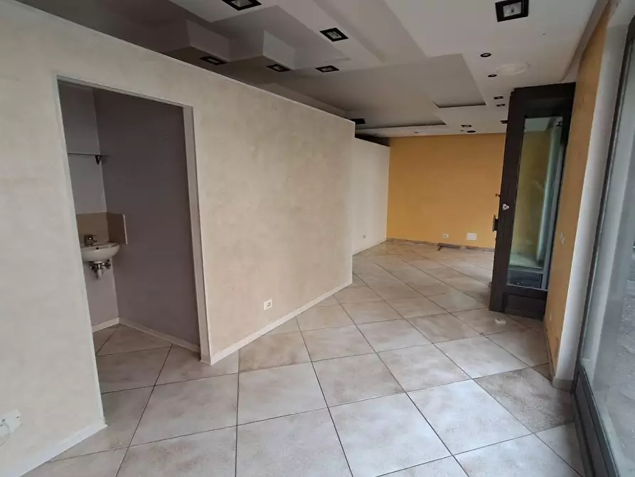 Immagine 4 di Locale commerciale in affitto  a Scandicci