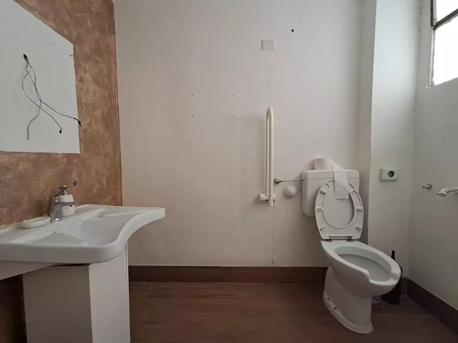 Immagine 7 di Locale commerciale in affitto  a Scandicci