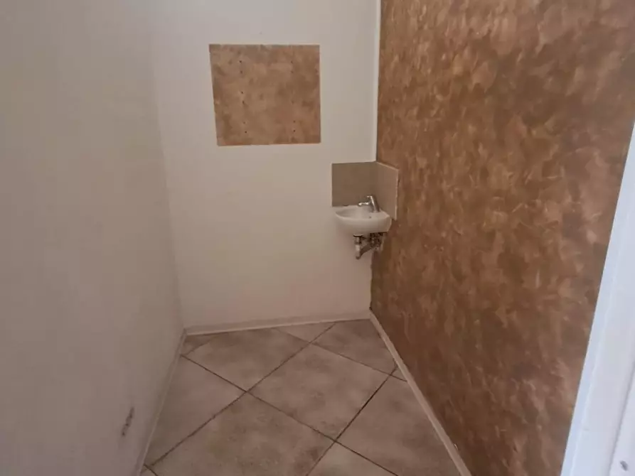 Immagine 8 di Locale commerciale in affitto  a Scandicci