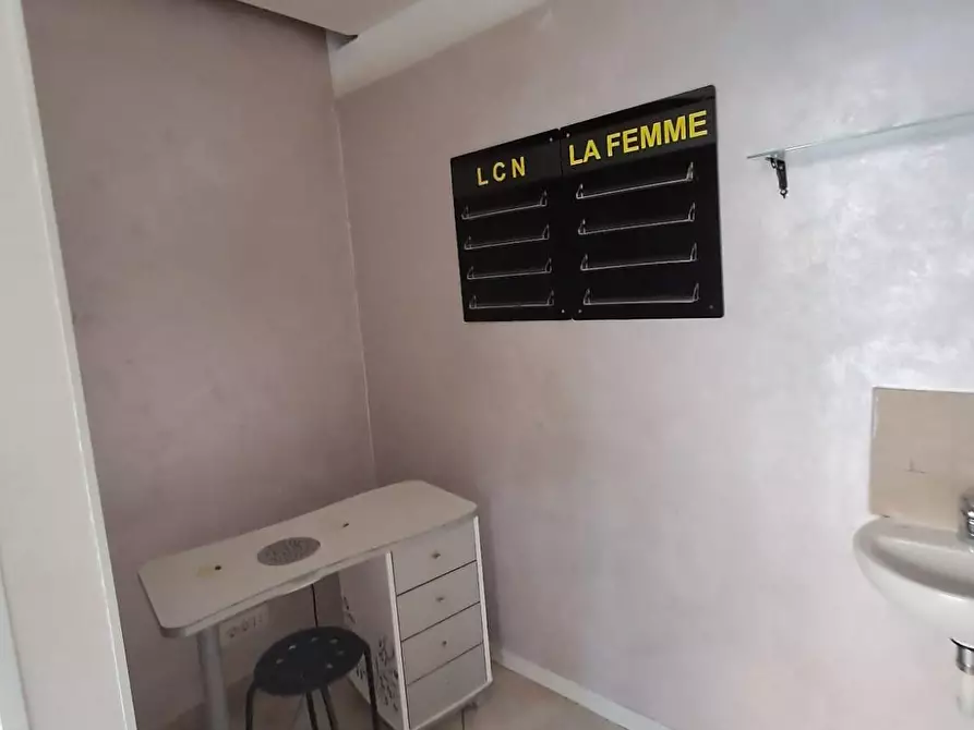 Immagine 5 di Locale commerciale in affitto  a Scandicci