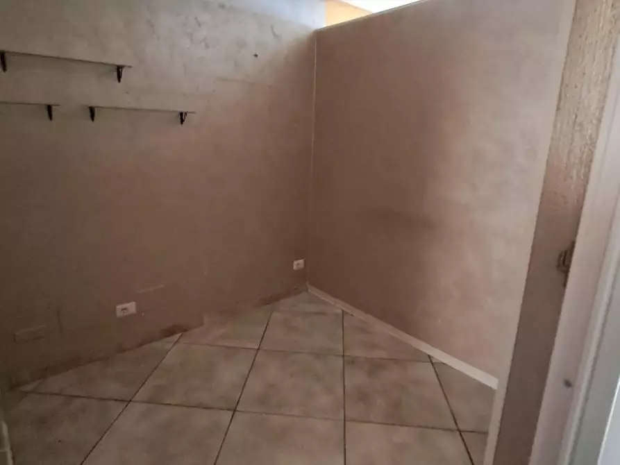 Immagine 2 di Locale commerciale in affitto  a Scandicci