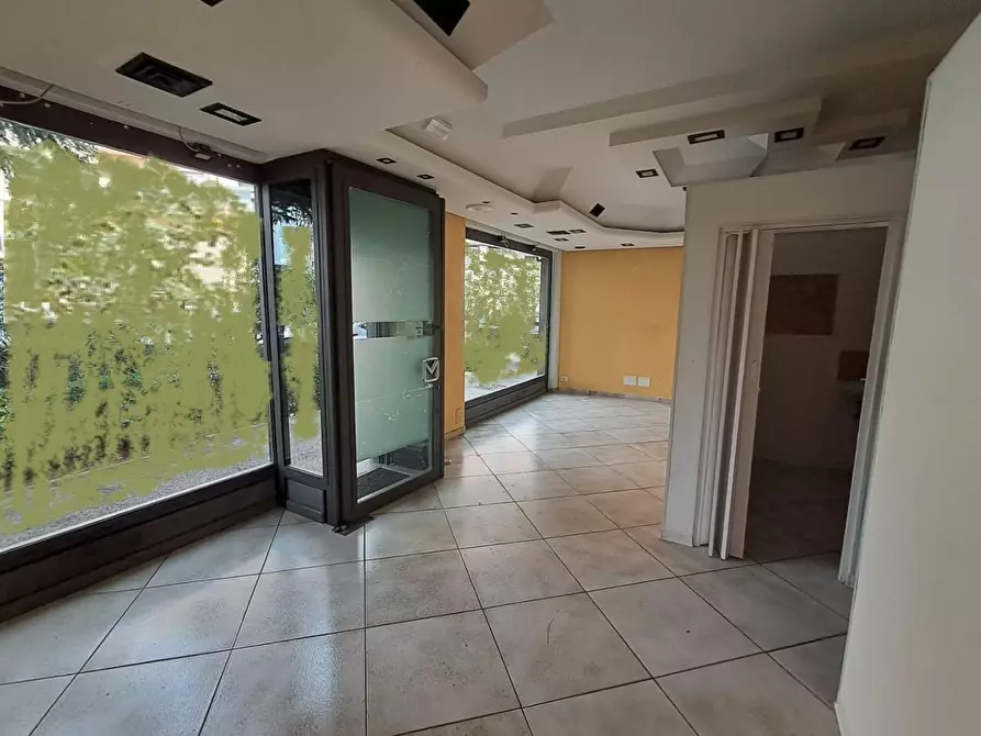 Immagine 9 di Locale commerciale in affitto  a Scandicci