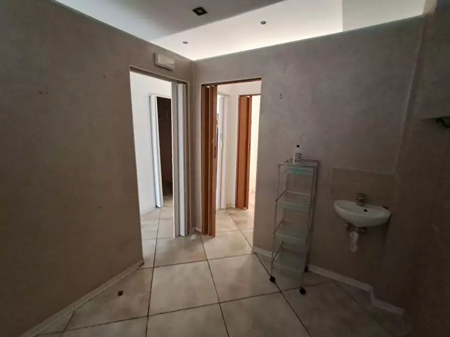 Immagine 3 di Locale commerciale in affitto  a Scandicci