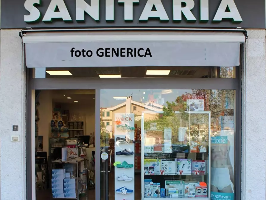 Immagine 1 di Attività commerciale in vendita  a Cascina