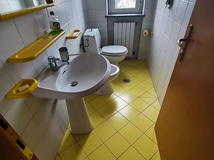 Immagine 11 di Ufficio in affitto  a Lucca