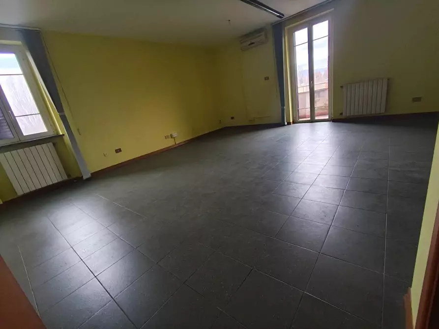 Immagine 15 di Ufficio in affitto  a Lucca