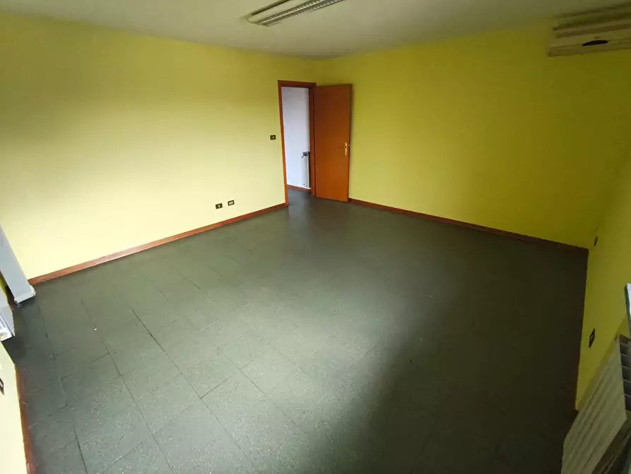 Immagine 5 di Ufficio in affitto  a Lucca