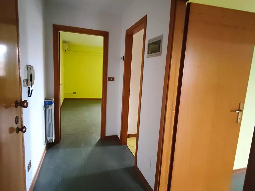 Immagine 3 di Ufficio in affitto  a Lucca