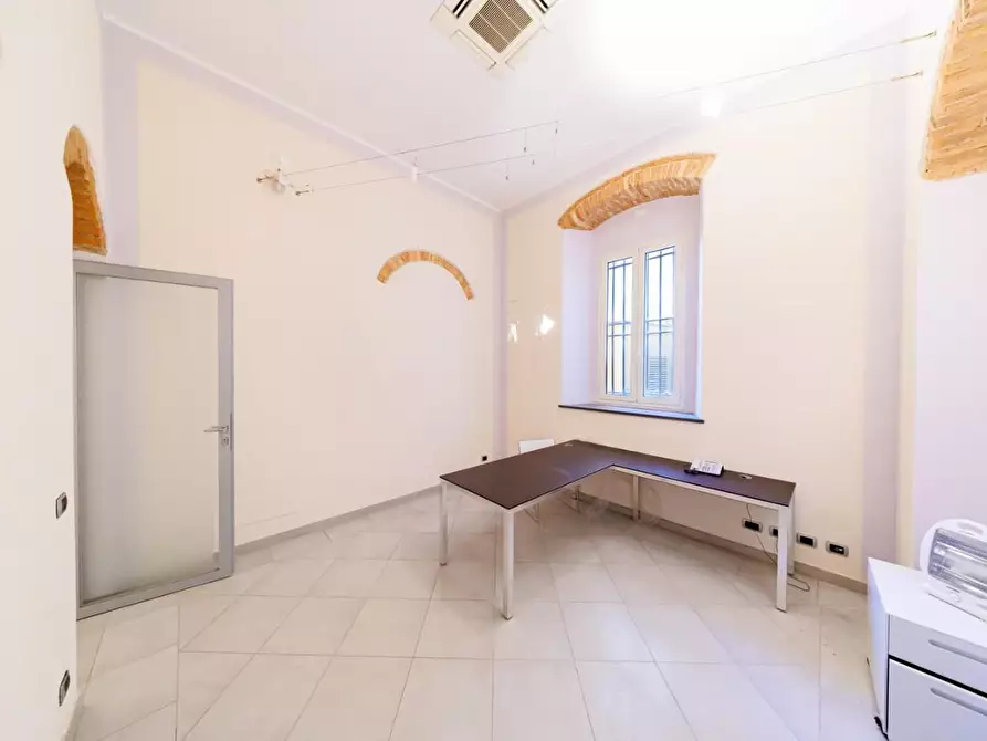 Immagine 28 di Ufficio in affitto  a Livorno