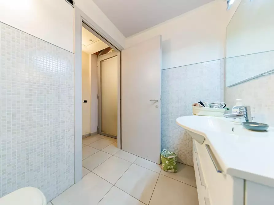 Immagine 37 di Ufficio in affitto  a Livorno