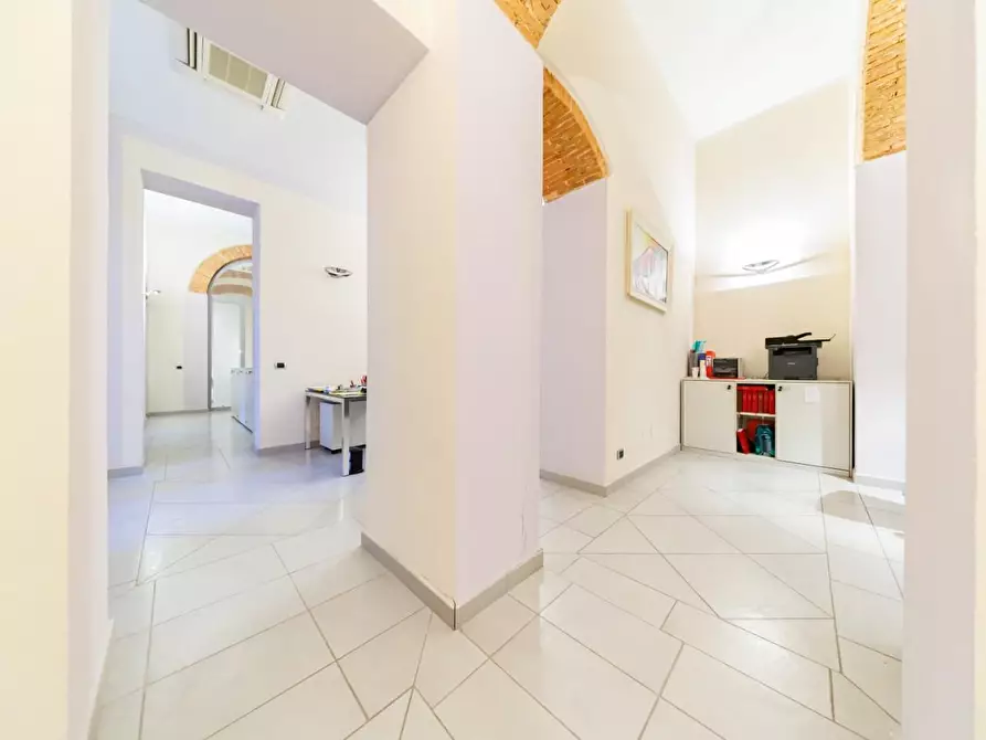 Immagine 11 di Ufficio in affitto  a Livorno