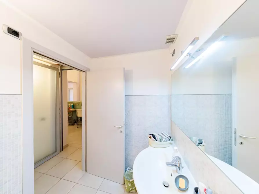 Immagine 35 di Ufficio in affitto  a Livorno