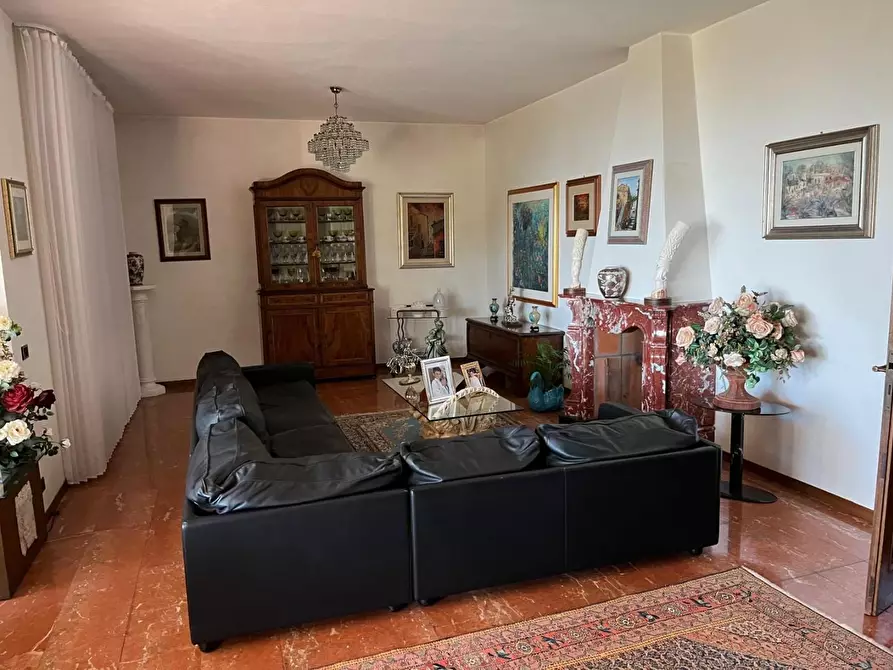 Immagine 11 di Villa in vendita  a Castelnuovo Magra