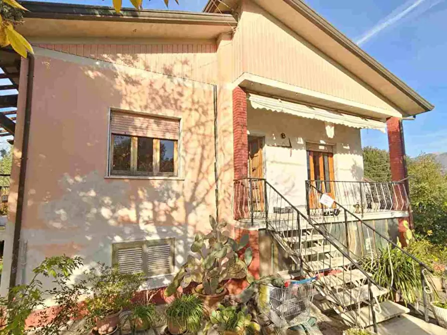 Immagine 2 di Villa in vendita  a Massa