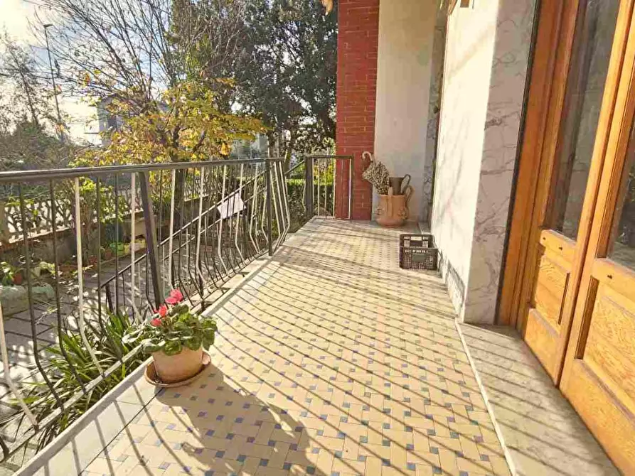 Immagine 4 di Villa in vendita  a Massa