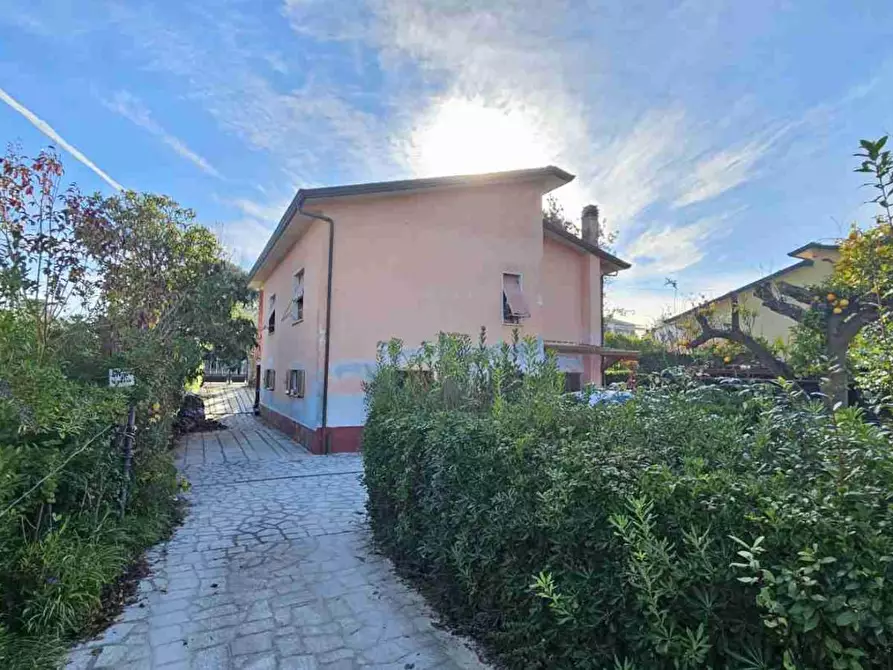 Immagine 3 di Villa in vendita  a Massa