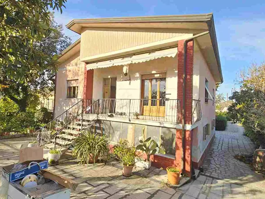 Immagine 1 di Villa in vendita  a Massa