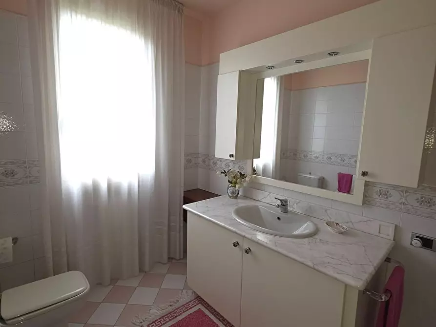 Immagine 21 di Villa in vendita  a Massa