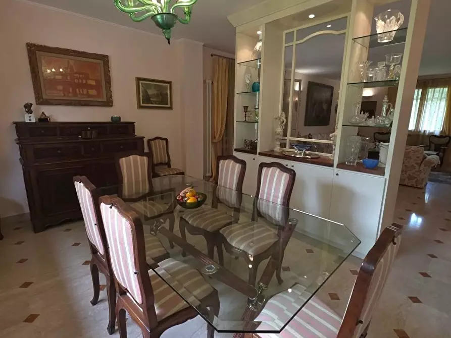 Immagine 11 di Villa in vendita  a Massa