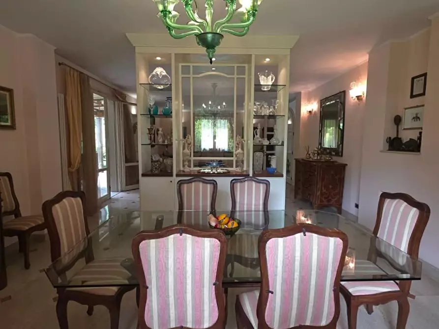 Immagine 10 di Villa in vendita  a Massa