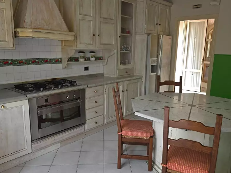 Immagine 13 di Villa in vendita  a Massa