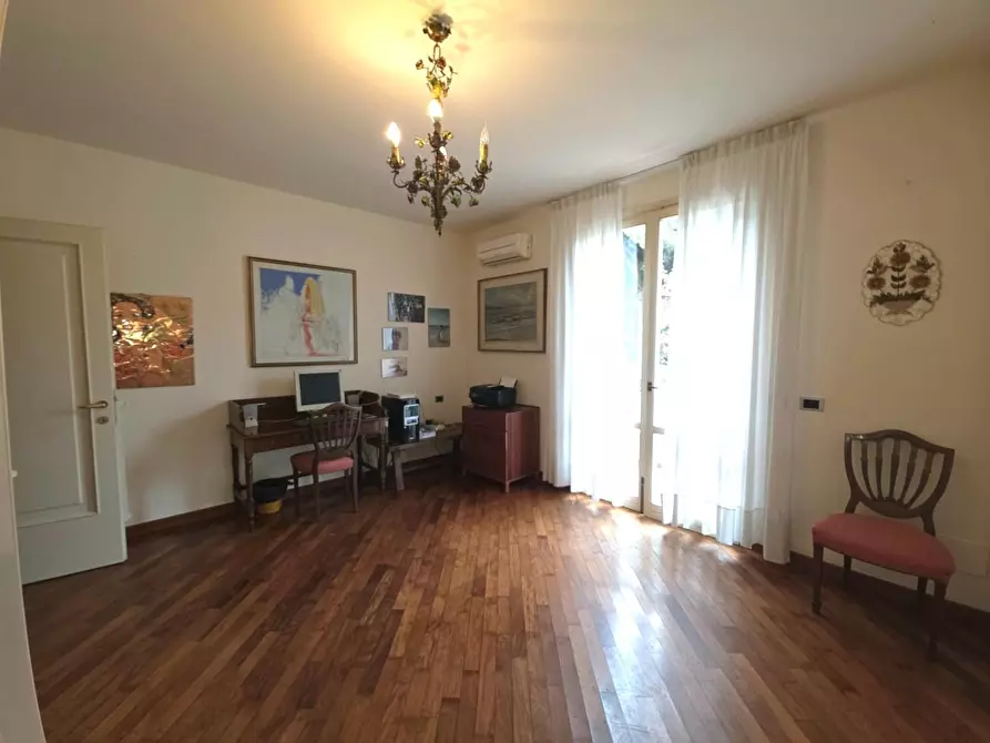 Immagine 20 di Villa in vendita  a Massa