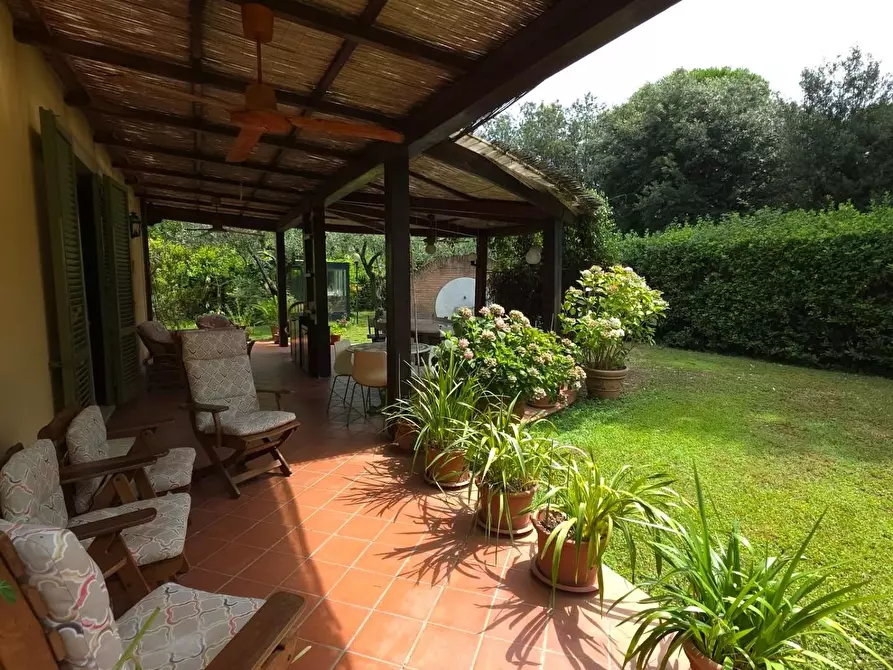 Immagine 5 di Villa in vendita  a Massa